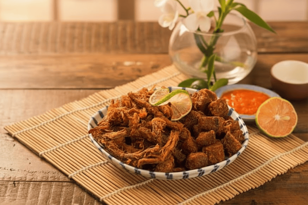 Thịt d&ecirc; kh&ocirc; ướp tỏi bắt mắt với hương thơm v&agrave; m&agrave;u n&acirc;u c&aacute;nh gi&aacute;n tự nhi&ecirc;n